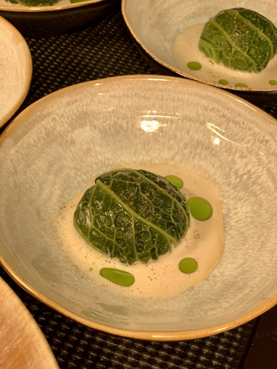 Chou vert farci, émulsion aux herbes