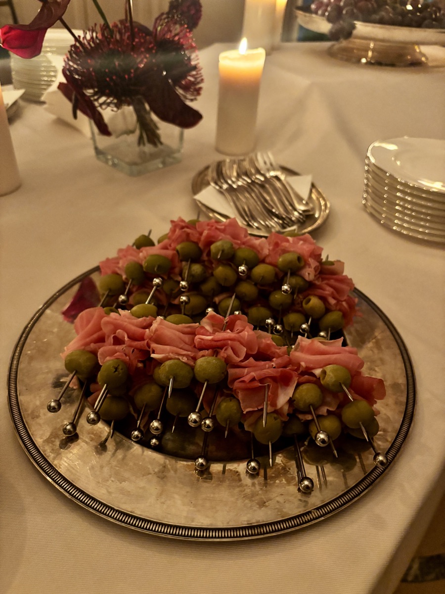 Plateau apéritif, olives et charcuterie