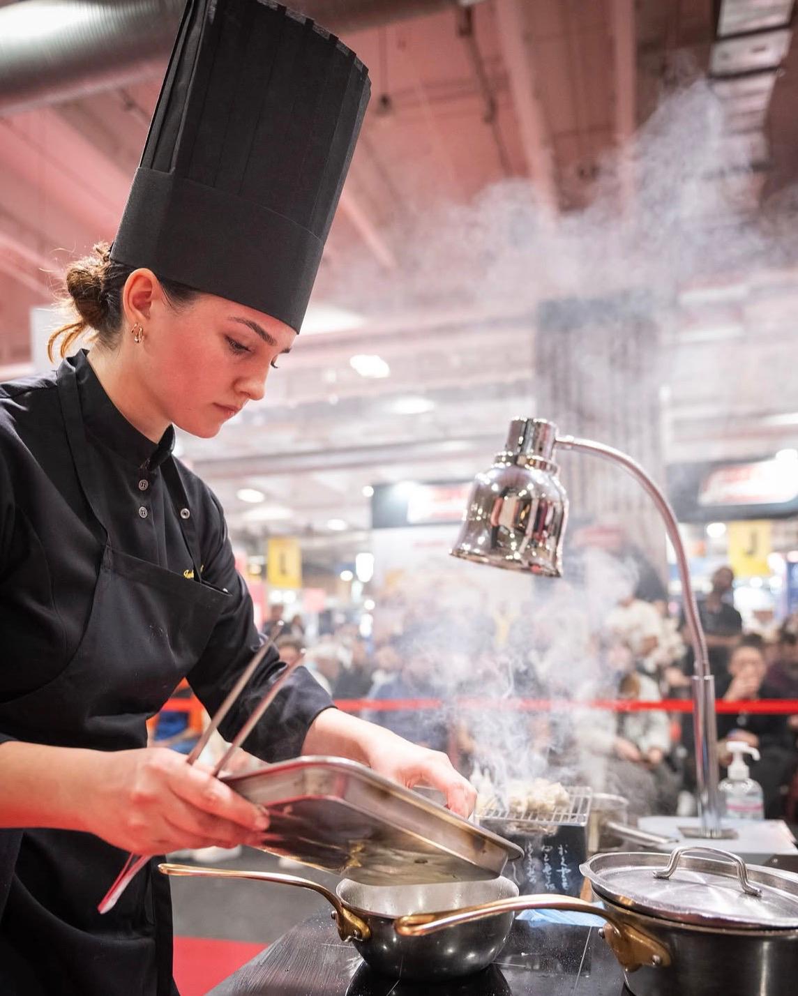 Justine Ferrand en cuisine, concentration et vapeur